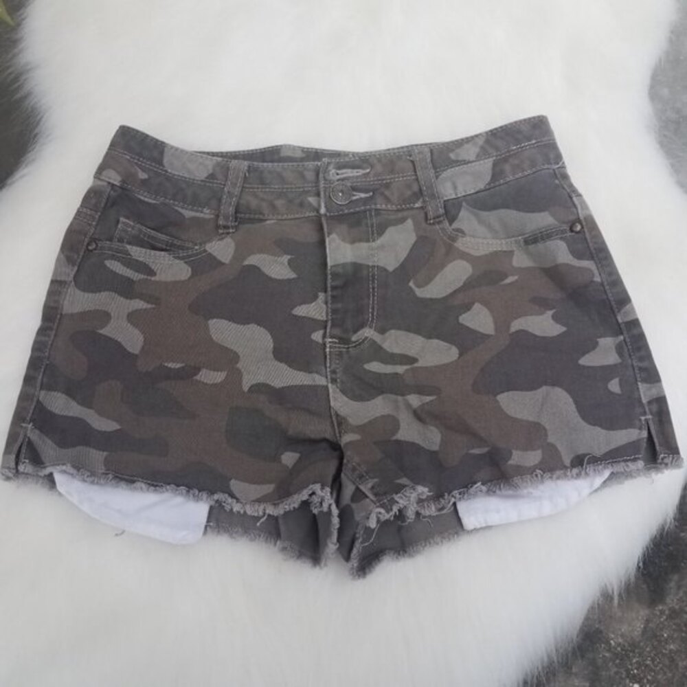 Camo print shorts size 5